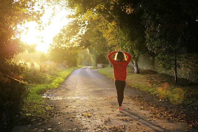 femme sur un chemin